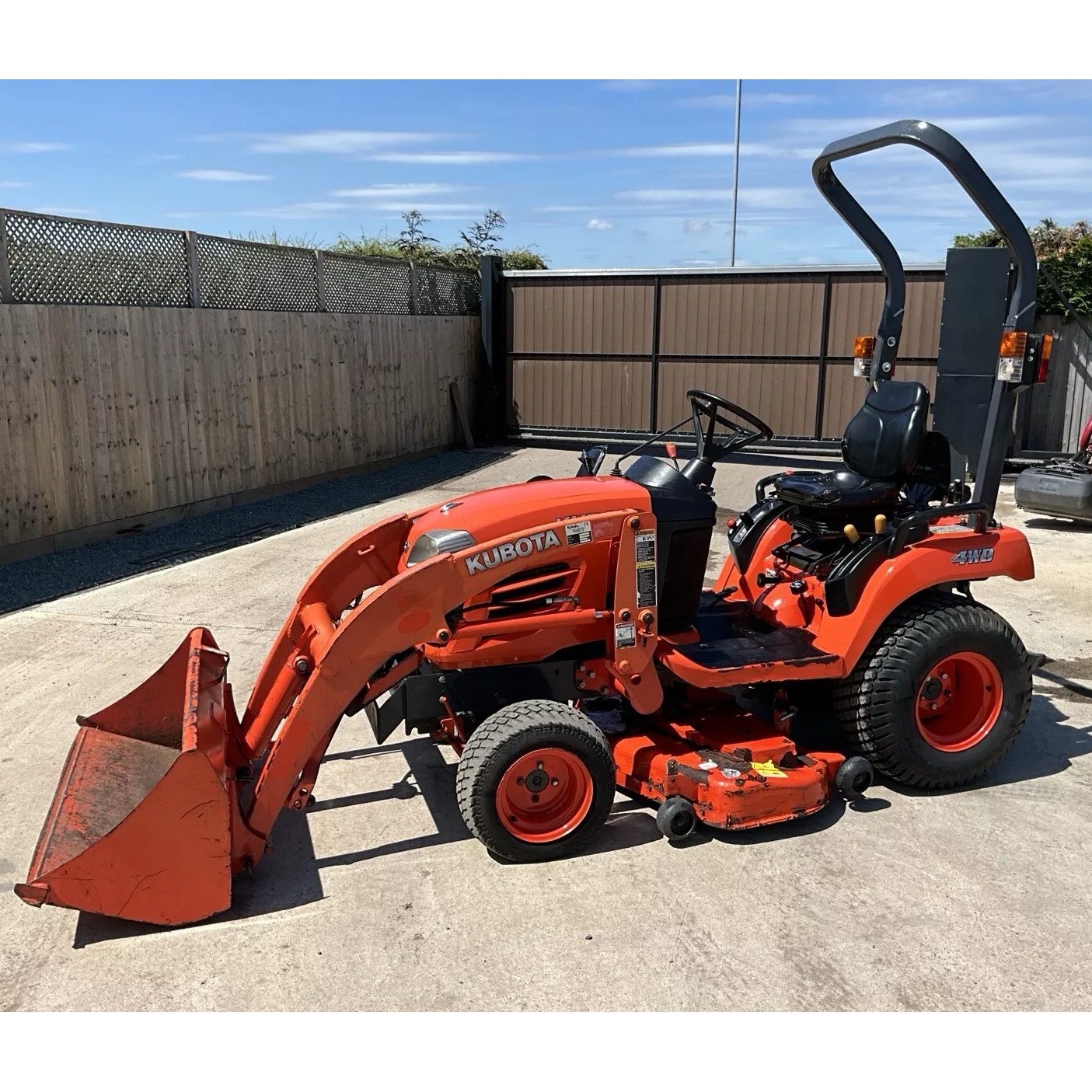 KUBOTA BX2350 SUB COMPACT TRACTOR WITH LOADER BUCKET AND LAWN MOWER DECK